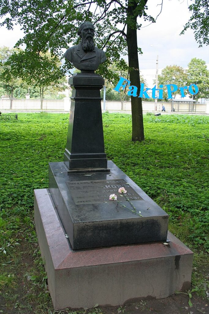 Могила Михаила Евграфовича