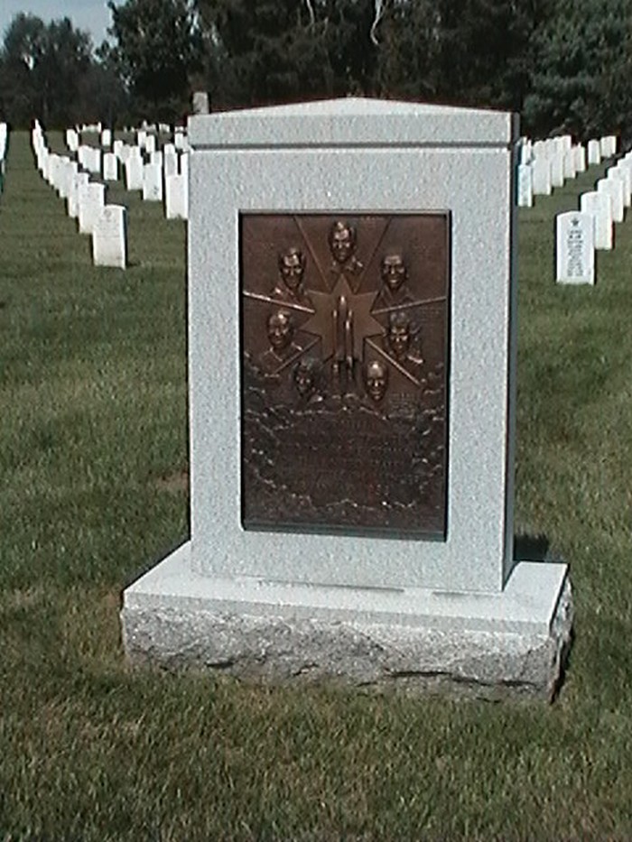 Кенотаф членов экипажа шаттла «Челленджер» на Арлингтонском национальном кладбище, США